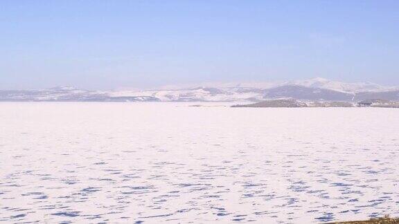 卡尔斯冬季冰冻的西迪尔湖的镜头