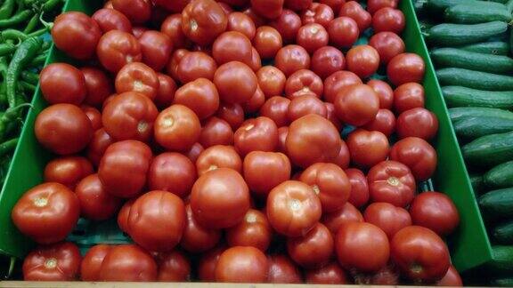 在超市购物青椒番茄黄瓜的特写镜头