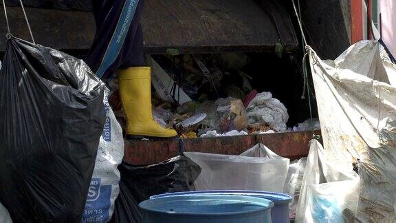 在泰国收集垃圾的垃圾车