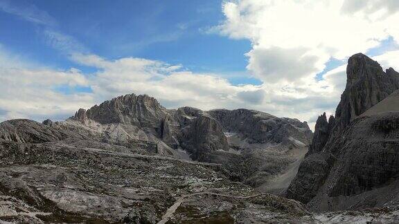 Oberbachernspitze-在欧洲意大利白云石的一个荒凉的山峰上无尽的视野