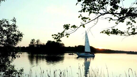 湖边的日落与游艇