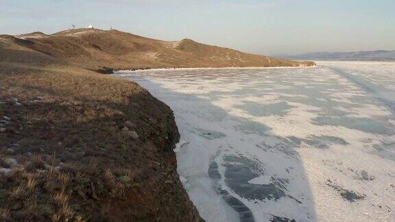 无人机飞到冰面上俯瞰着岩石嶙峋的海岸线