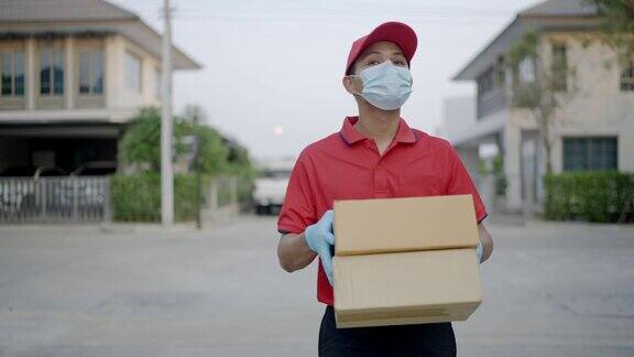 前跟随相机视图视频缓慢一名身穿红色制服的男性快递员正在寻找一个家正在村里走着一间即将送货的房子新标准