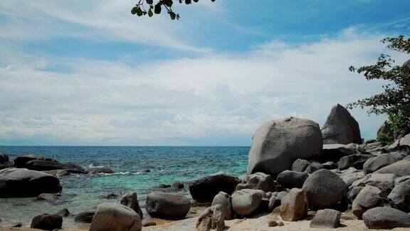 热带岛屿海滩上的花岗岩云在海上移动Koh道、泰国