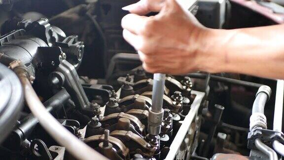 修理汽车发动机的机械师汽车汽配服务及维修检查概念