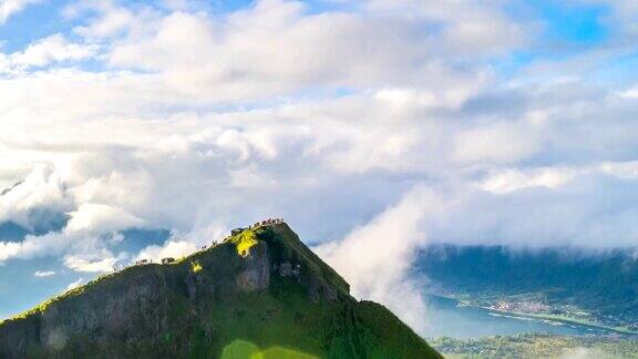 从巴图尔火山山顶俯瞰美丽的景色印尼巴厘岛