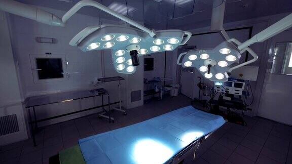 房间里的手术台和手术灯