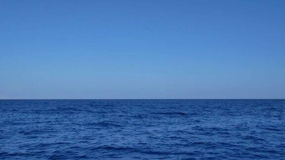 蓝色透明的水面上的海洋或海洋与小波浪的风