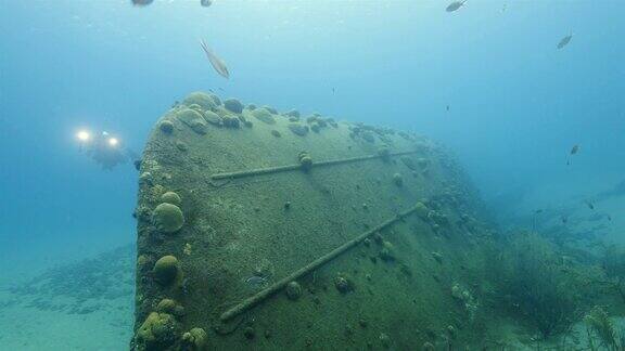 船失事作为珊瑚礁的一部分在加勒比海库拉索岛周围