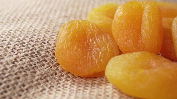 用粗麻布裹着杏干猛地干燥的水果宏健康的零食