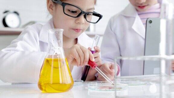 小学女生用医生适合想象在实验室里为药物化学混合彩色液体兄弟姐妹的孩子梦想成为科学家未来学习生活方式的孩子教育理念