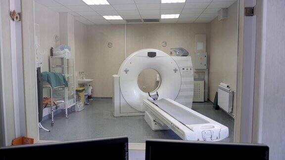 放射学家准备医用扫描仪工作