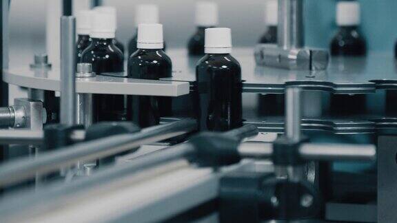 用工业设备在工厂输送机上自动旋盖药理学:在现代工厂生产药理学药物医药或营养补充剂的生产特写自由度4K