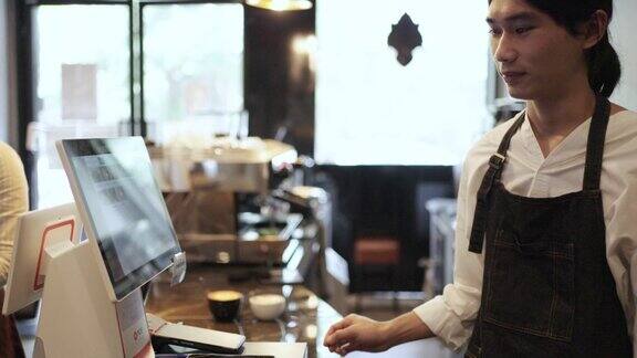 咖啡师在咖啡屋与顾客电话沟通咖啡点单及付款事宜
