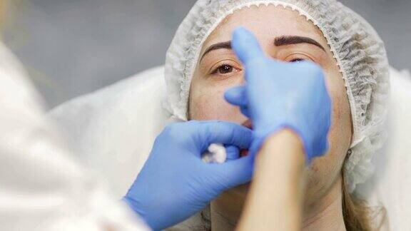 医生增加女性的嘴唇注射肉毒杆菌毒素