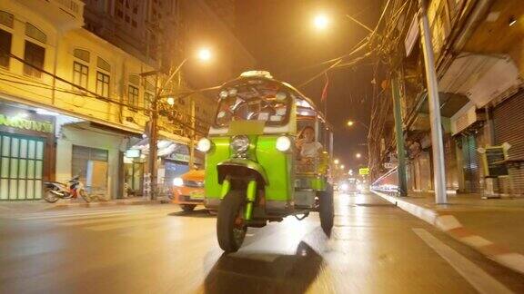 游客骑嘟嘟车在曼谷4K