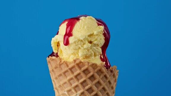 在华夫筒里旋转的香蕉黄色冰淇淋上面覆盖着草莓