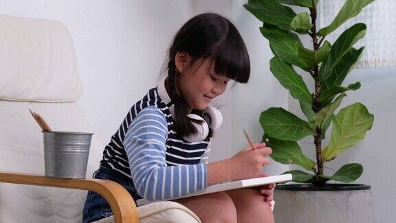 美术课上的亚洲女孩画画