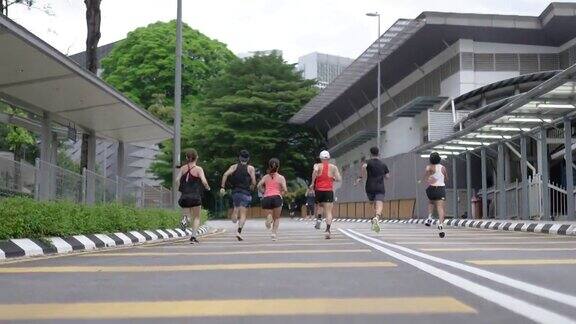 一群亚洲中国运动员在跑道起跑线上冲刺