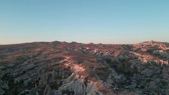 通过鸟瞰美丽的飞行旅行到土耳其的山峡谷土耳其夜间岩石景观中的旅游石径与户外自由旅行极端生态和石灰岩