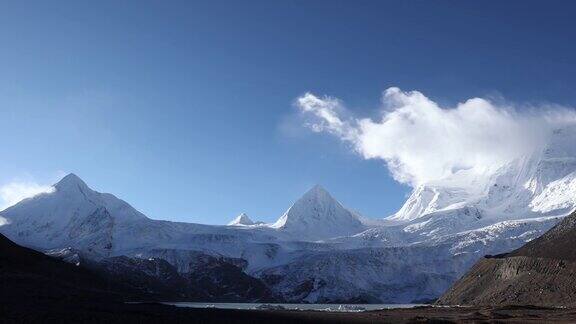 中国西藏美丽的雪山和冰川景观