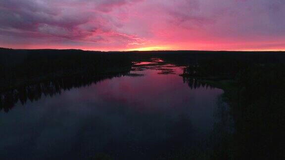 鸟瞰图的湖在森林和美丽的天空在黄昏在瑞典北部