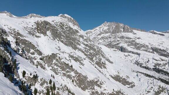 无人机拍摄的冰雪覆盖的岩石山景观