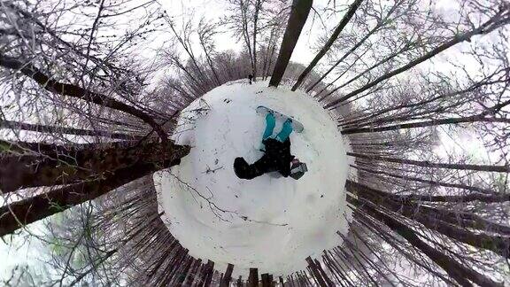 滑雪者在雪山森林中滑行时摔倒