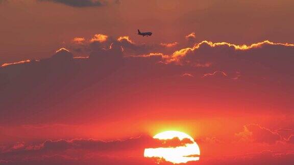 飞机在日落时飞行