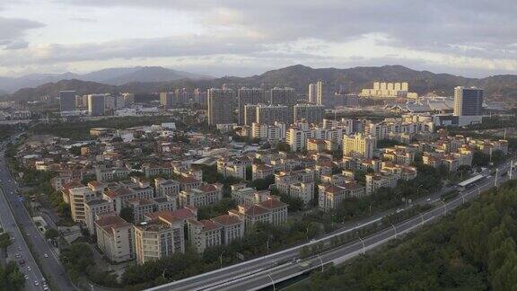 空中视频城市公路交通和城市建筑在日落