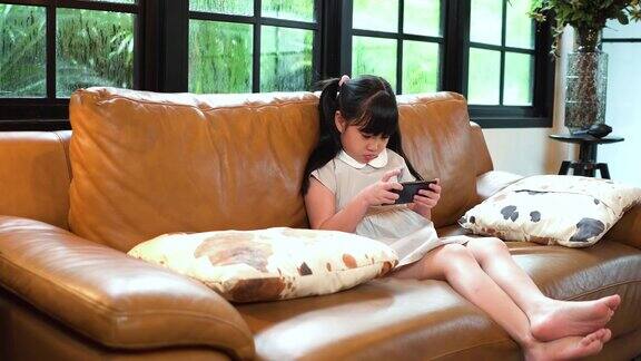 周末在家放松坐在沙发上玩智能手机