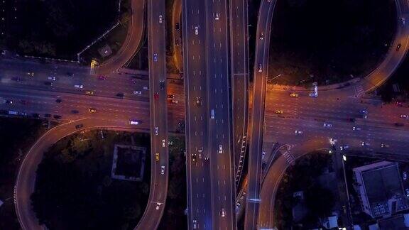 城市交通繁忙夜间高速公路立交桥鸟瞰图