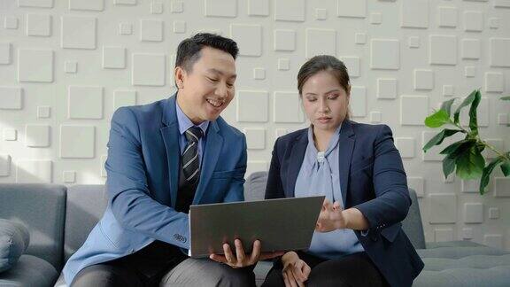 两名亚洲员工查看财务信息档案同事在休息或会议期间在公司办公室进行友好的非正式交谈分享想法提供信息合作