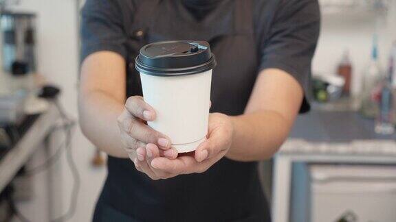 咖啡店服务员给顾客递外卖咖啡杯的手咖啡店服务员给顾客端饮料的手服务员和点餐的手一个人生活理念