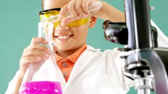 一个男生在实验室做化学实验