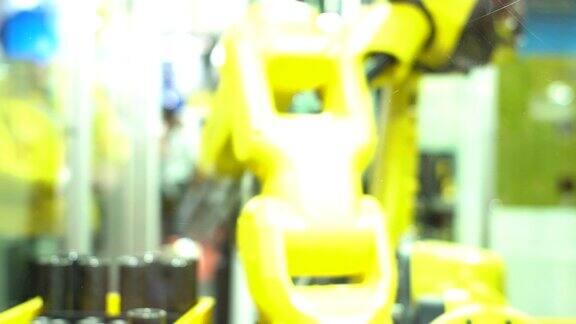 在工厂里操作的工业机器人