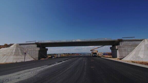 新的立交桥工地和空旷的现代化道路