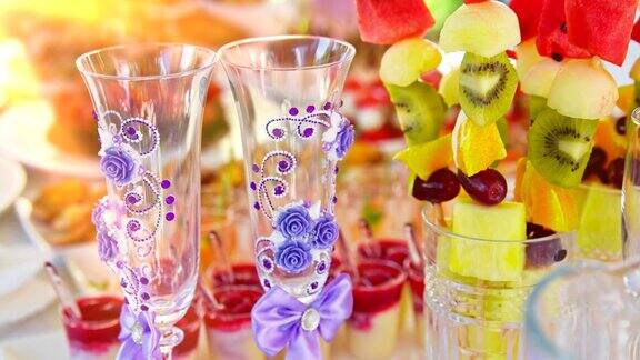 美丽的餐饮宴会自助餐桌上装饰水果