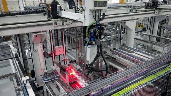 红色激光在现代光伏工厂中应用于太阳能板串的铺设工艺
