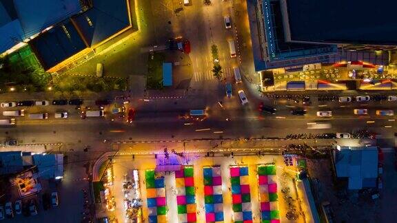 夜晚照亮普吉岛著名的巴东镇市场空中俯瞰4k时间的泰国