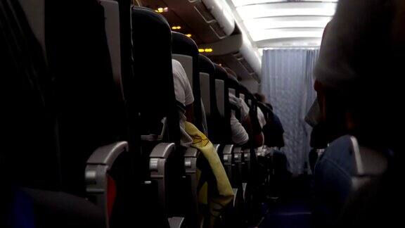 飞机内部在飞行过程中有乘客在座位上椅子在过道
