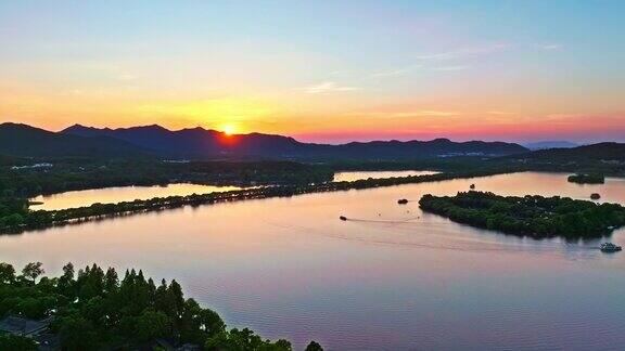 杭州日落时分西湖自然风光的鸟瞰图