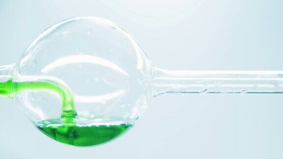绿色液体在玻璃烧瓶中沸腾
