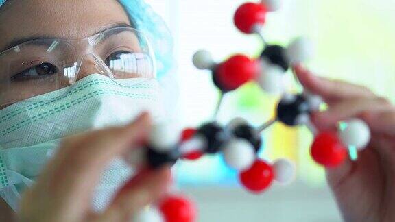盯着一个女化学家的眼睛看化学试管