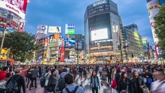 4K分辨率的时间推移拥挤的人穿过东京涩谷市日本著名的地方东京旅游景点地标亚洲城市的生活方式