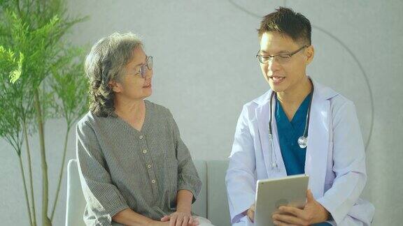医院里一位年长的女士与一位男医生交谈