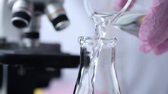 实验室里的科学家、化学家在实验室里检查水