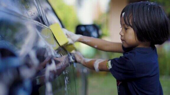 亚洲小女孩喜欢在前院洗车