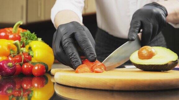 厨师将蔬菜切片制作鳄梨番茄沙拉
