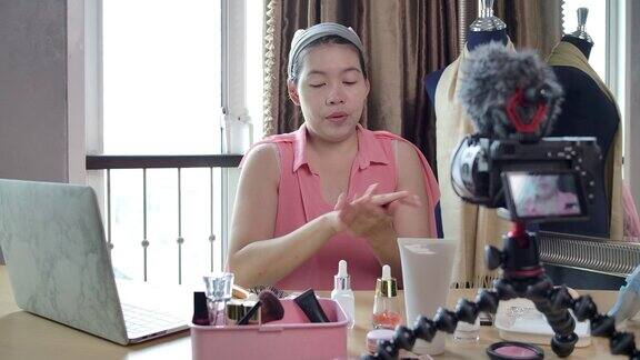在家工作亚洲女孩她正在用视频直播的美妆频道
